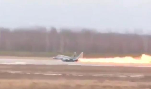 MiG-29 αρπάζει φωτιά την ώρα της απογείωσης